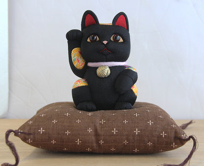 Japanese Maneki Neko Beckoning Cat Kimekomi