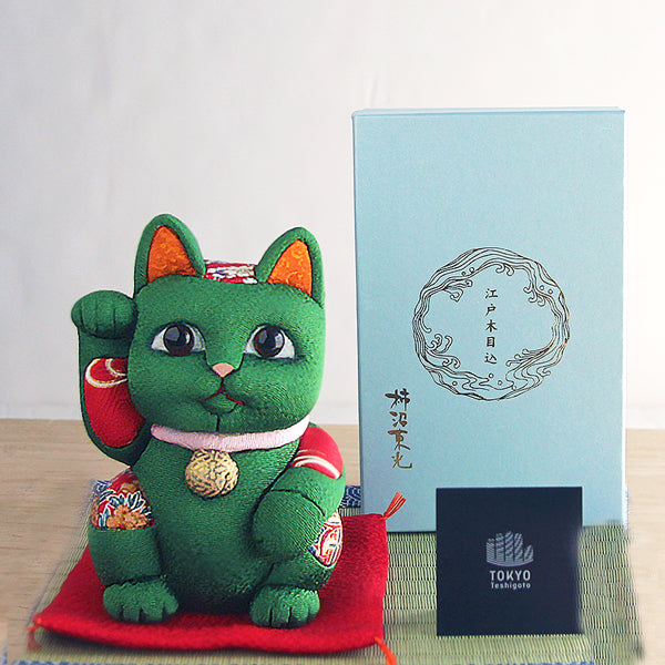 Japanese Maneki Neko Beckoning Cat Kimekomi