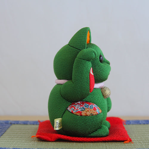 Japanese Maneki Neko Beckoning Cat Kimekomi