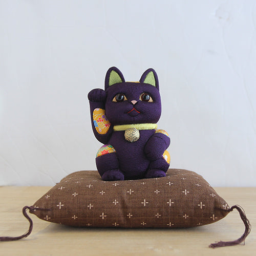 Japanese Maneki Neko Beckoning Cat Kimekomi