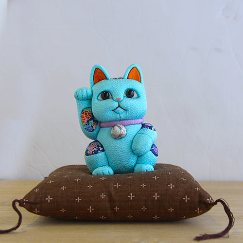 Japanese Maneki Neko Beckoning Cat Kimekomi